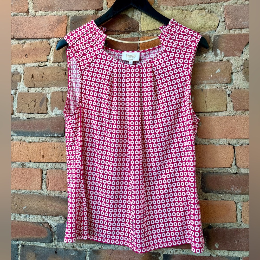 Laundry Sleeveless Pink & White Patterned Shirt with Gold Chain. Small.